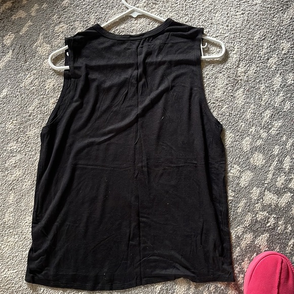 Cute ladies tank that says “mama needs a cocktail” excellent condition - Picture 4 of 4